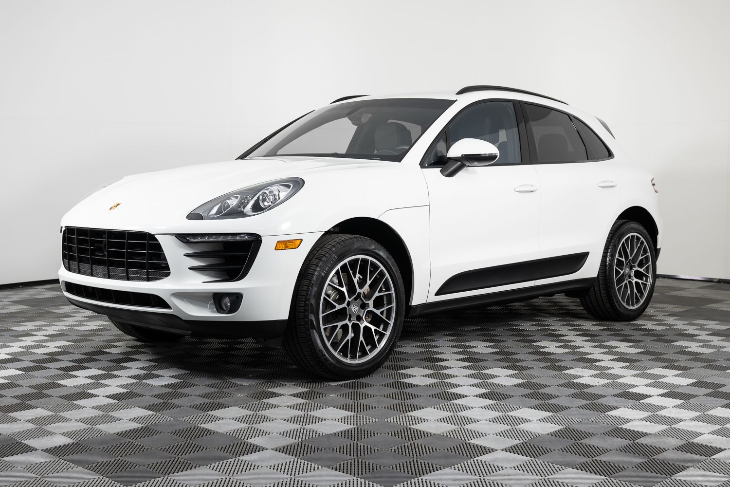 2016 Porsche Macan S Image 3 of 44