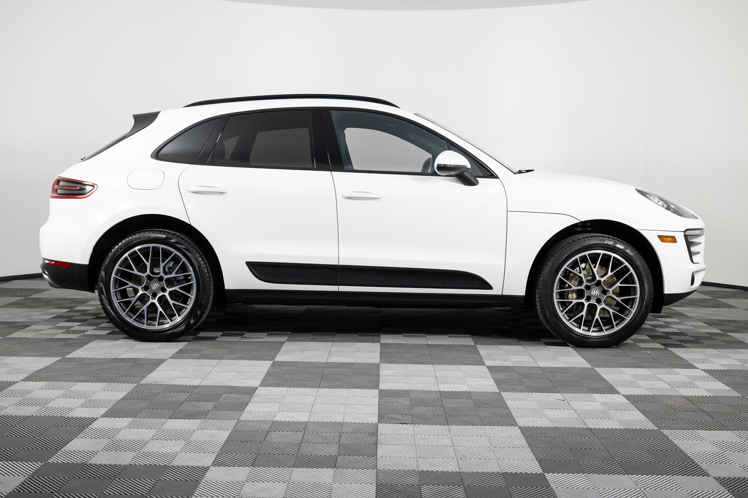 2016 Porsche Macan S Image 5 of 44