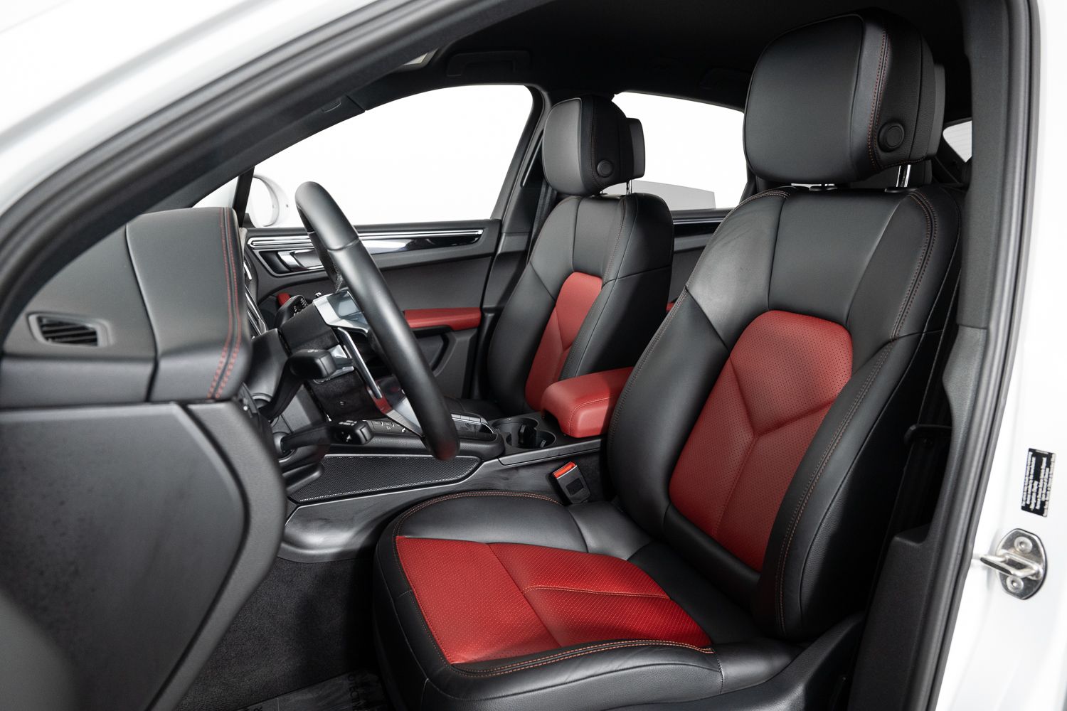 2016 Porsche Macan S Image 23 of 44