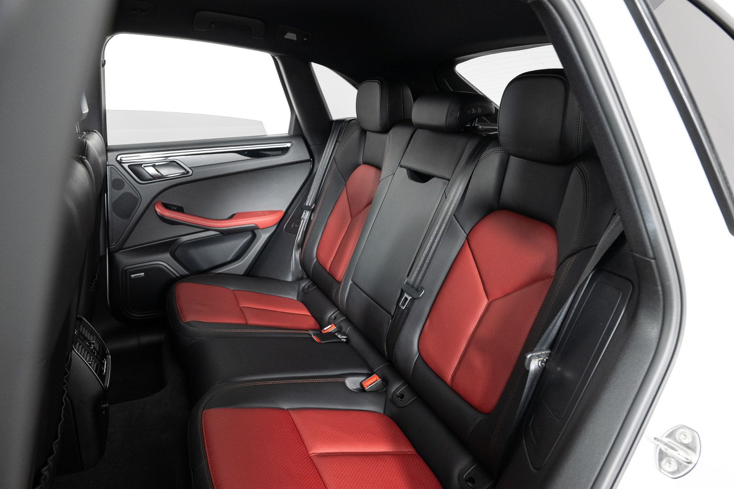 2016 Porsche Macan S Image 19 of 44