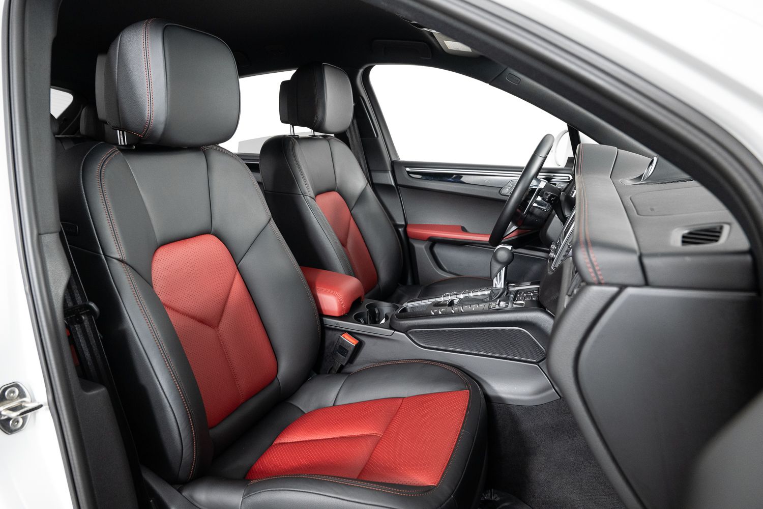 2016 Porsche Macan S Image 21 of 44