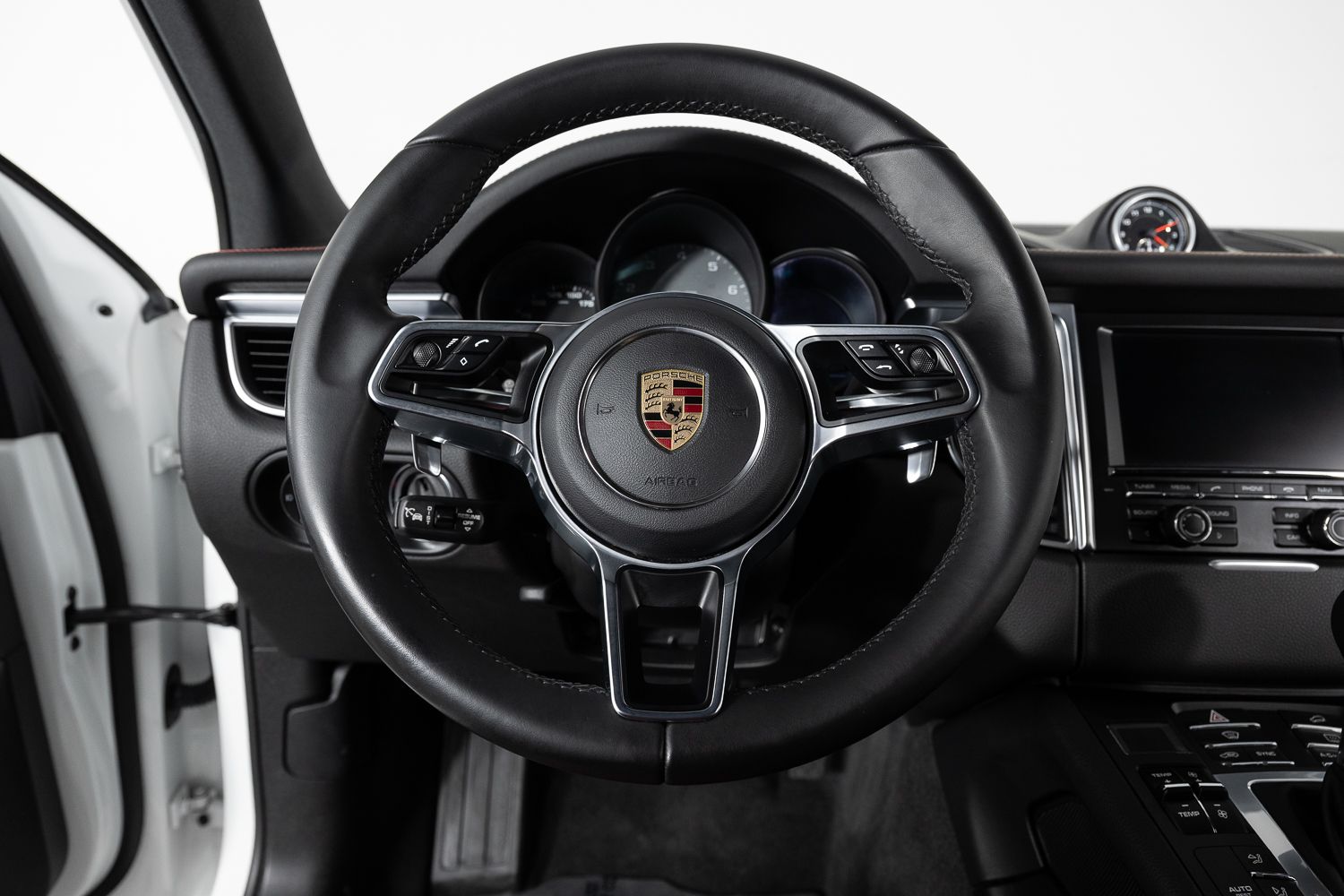 2016 Porsche Macan S Image 41 of 44