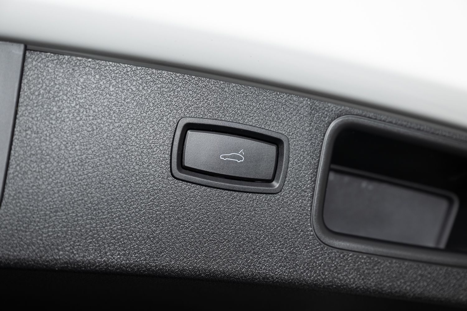 2016 Porsche Macan S Image 37 of 44