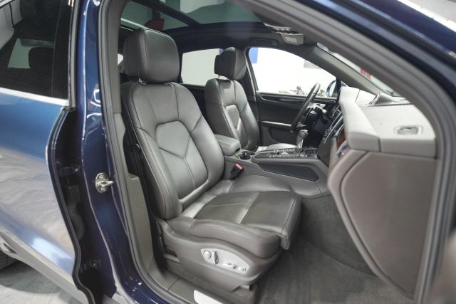 2016 Porsche Macan S Image 32 of 66