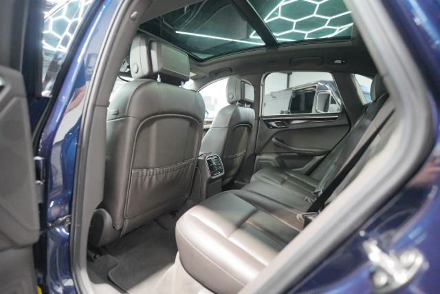 2016 Porsche Macan S Image 34 of 66