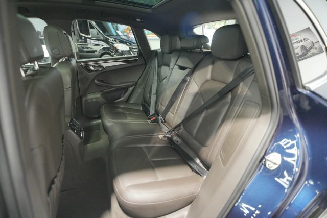 2016 Porsche Macan S Image 33 of 66