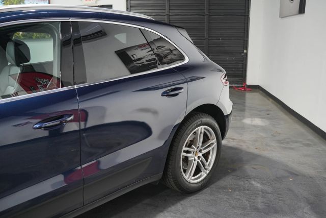 2016 Porsche Macan S Image 16 of 66