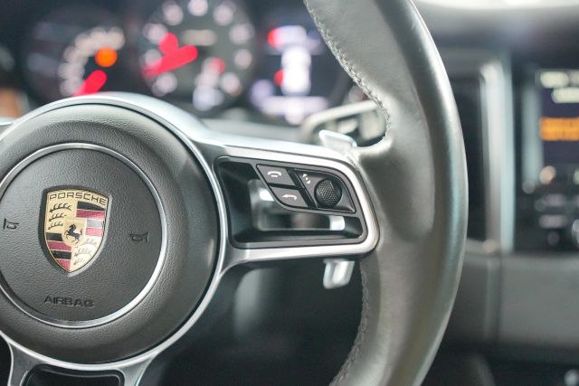 2016 Porsche Macan S Image 41 of 66