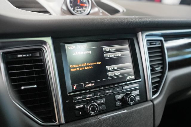 2016 Porsche Macan S Image 45 of 66