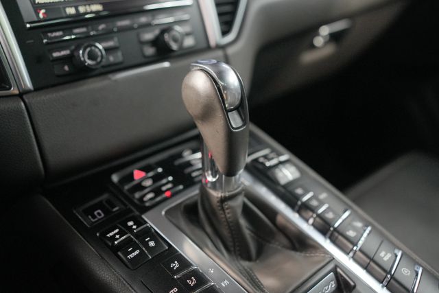 2016 Porsche Macan S Image 48 of 66