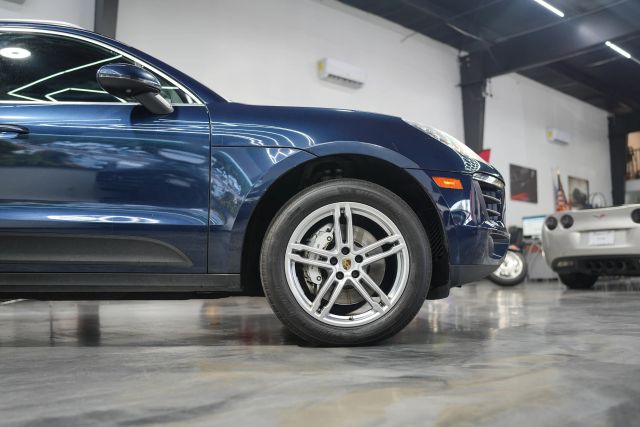 2016 Porsche Macan S Image 13 of 66