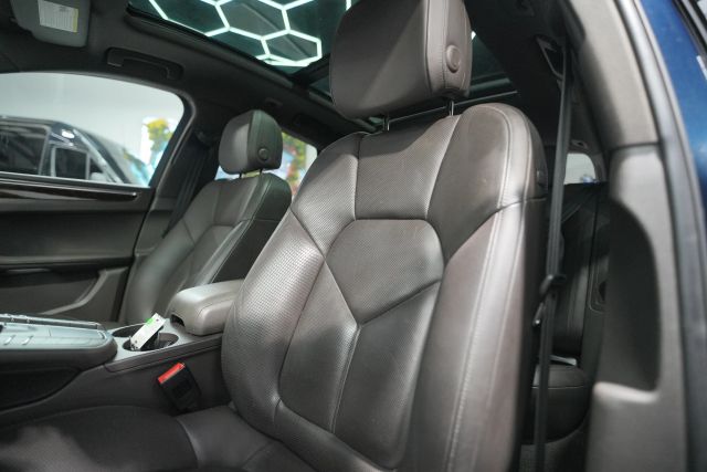 2016 Porsche Macan S Image 31 of 66