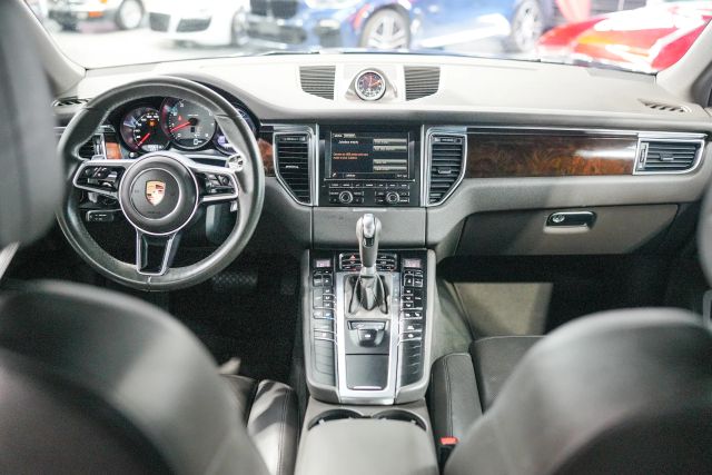 2016 Porsche Macan S Image 40 of 66