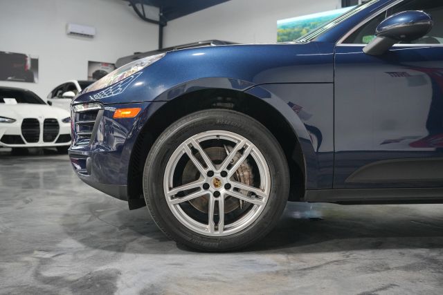 2016 Porsche Macan S Image 25 of 66