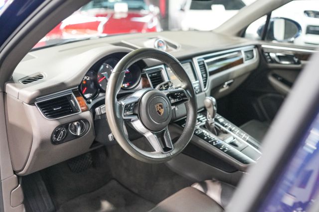 2016 Porsche Macan S Image 39 of 66