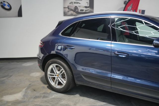 2016 Porsche Macan S Image 19 of 66