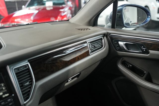 2016 Porsche Macan S Image 38 of 66