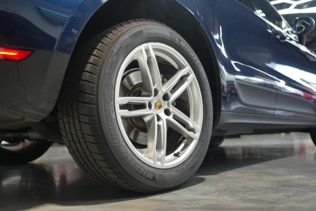 2016 Porsche Macan S Image 21 of 66