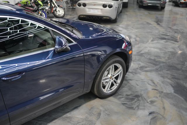 2016 Porsche Macan S Image 4 of 66