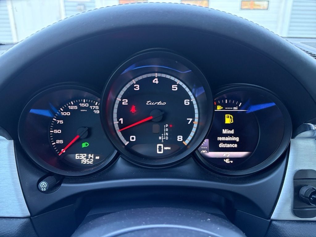 2016 Porsche Macan Turbo Image 19 of 30