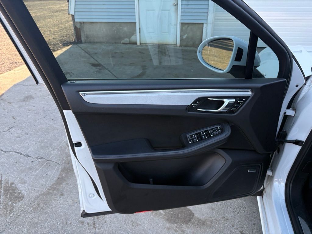 2016 Porsche Macan Turbo Image 30 of 30