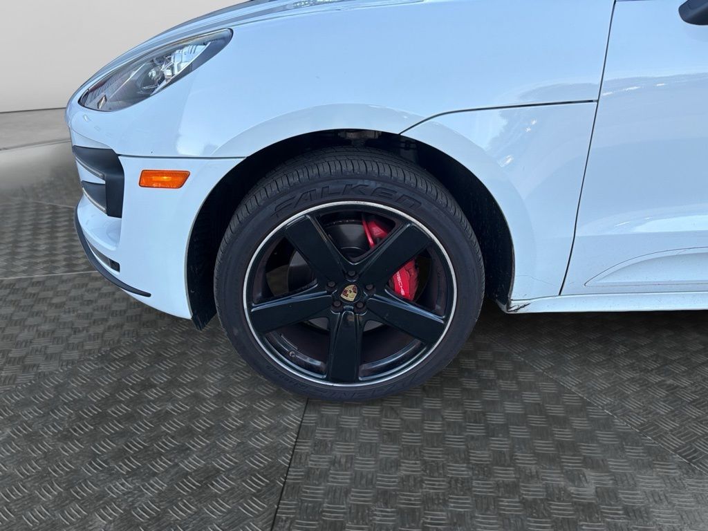 2016 Porsche Macan Turbo Image 9 of 30