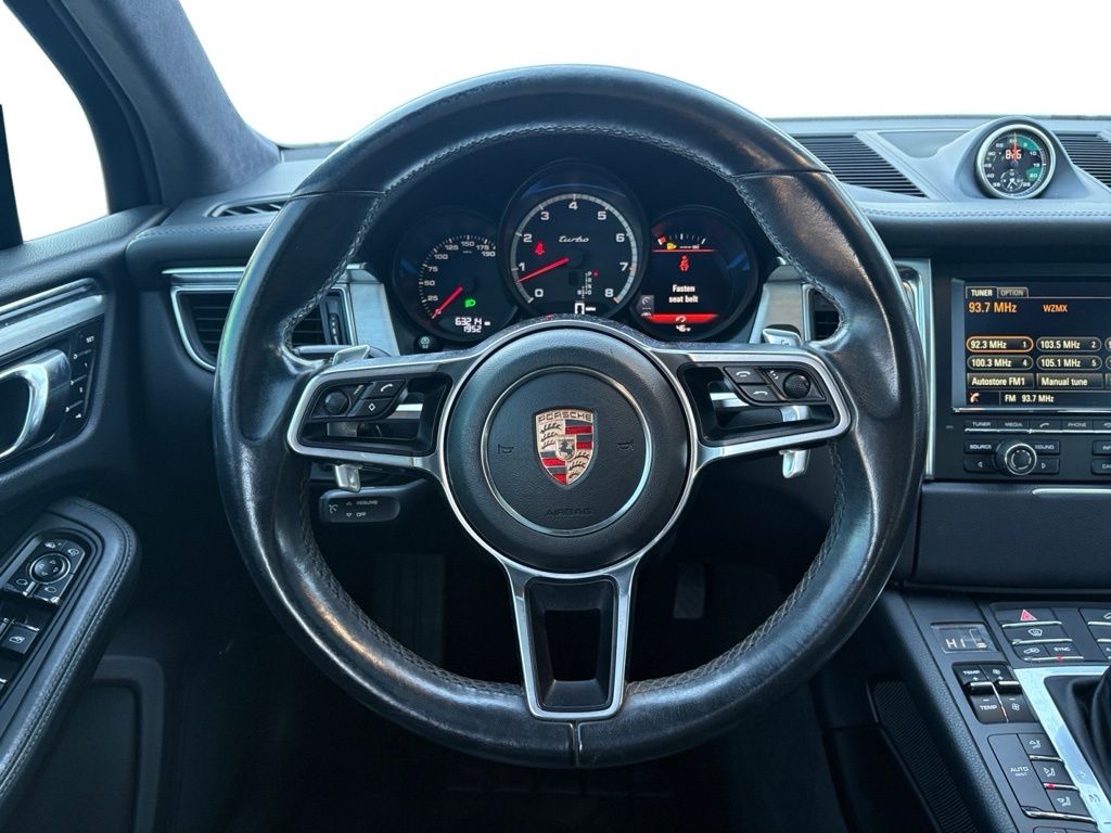 2016 Porsche Macan Turbo Image 26 of 30