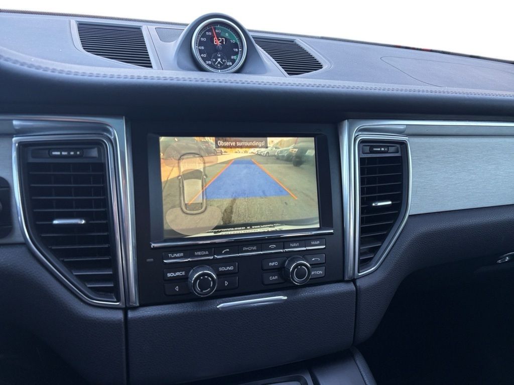 2016 Porsche Macan Turbo Image 21 of 30