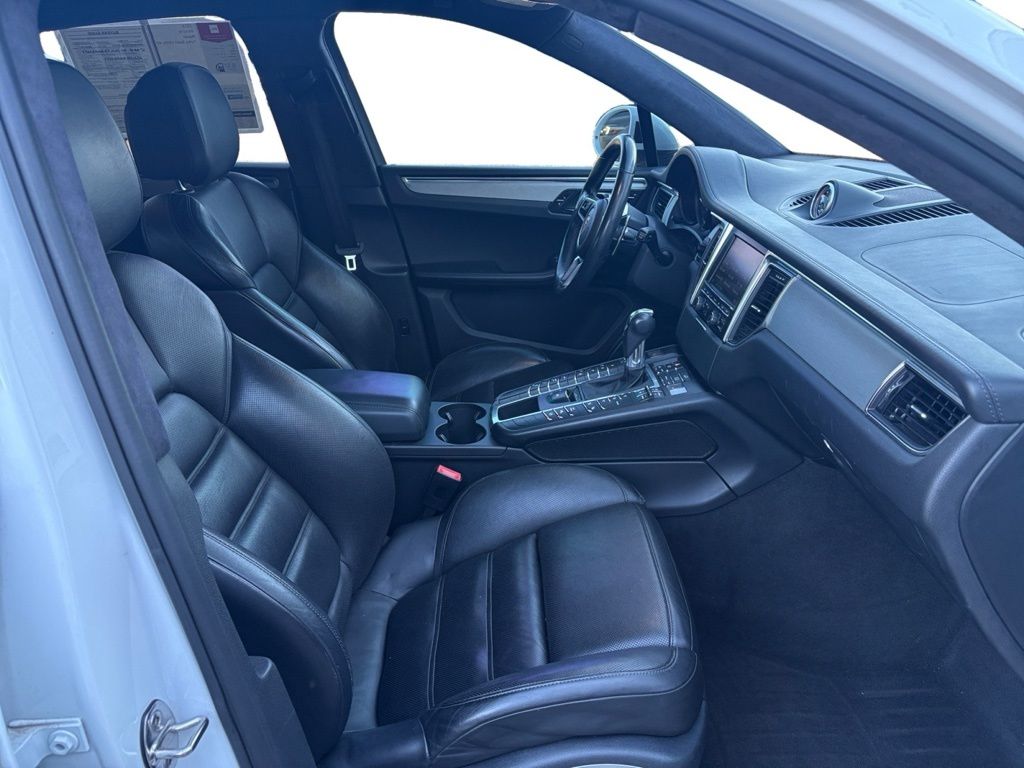 2016 Porsche Macan Turbo Image 13 of 30