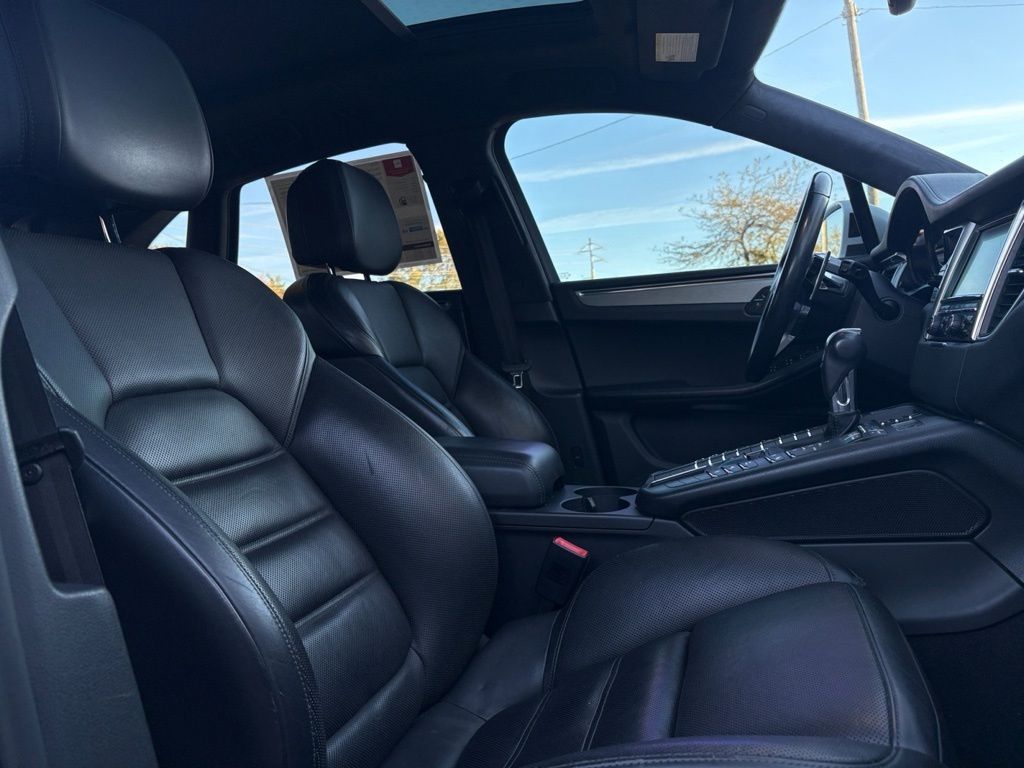 2016 Porsche Macan Turbo Image 14 of 30
