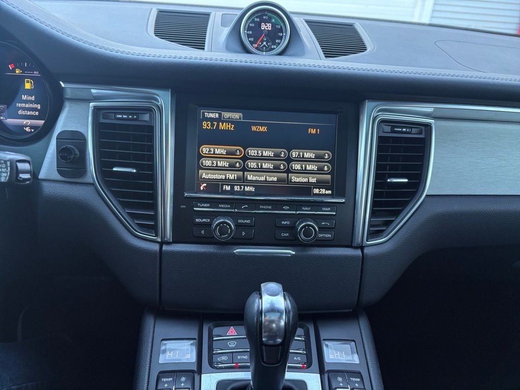 2016 Porsche Macan Turbo Image 22 of 30