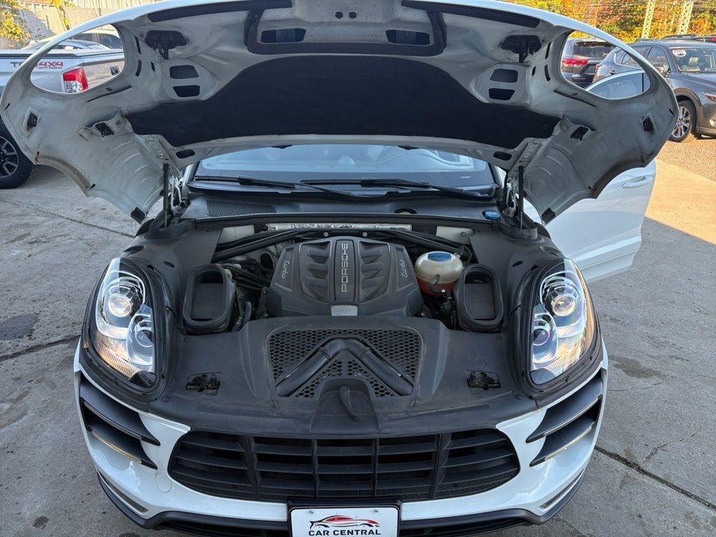 2016 Porsche Macan Turbo Image 27 of 30