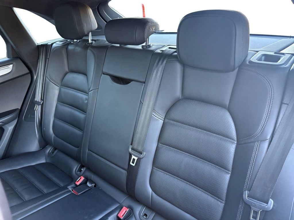 2016 Porsche Macan Turbo Image 11 of 30