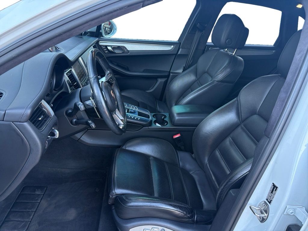 2016 Porsche Macan Turbo Image 15 of 30