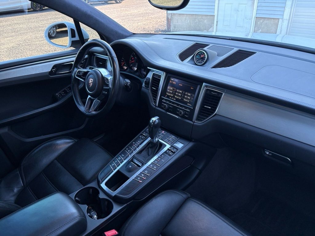 2016 Porsche Macan Turbo Image 16 of 30