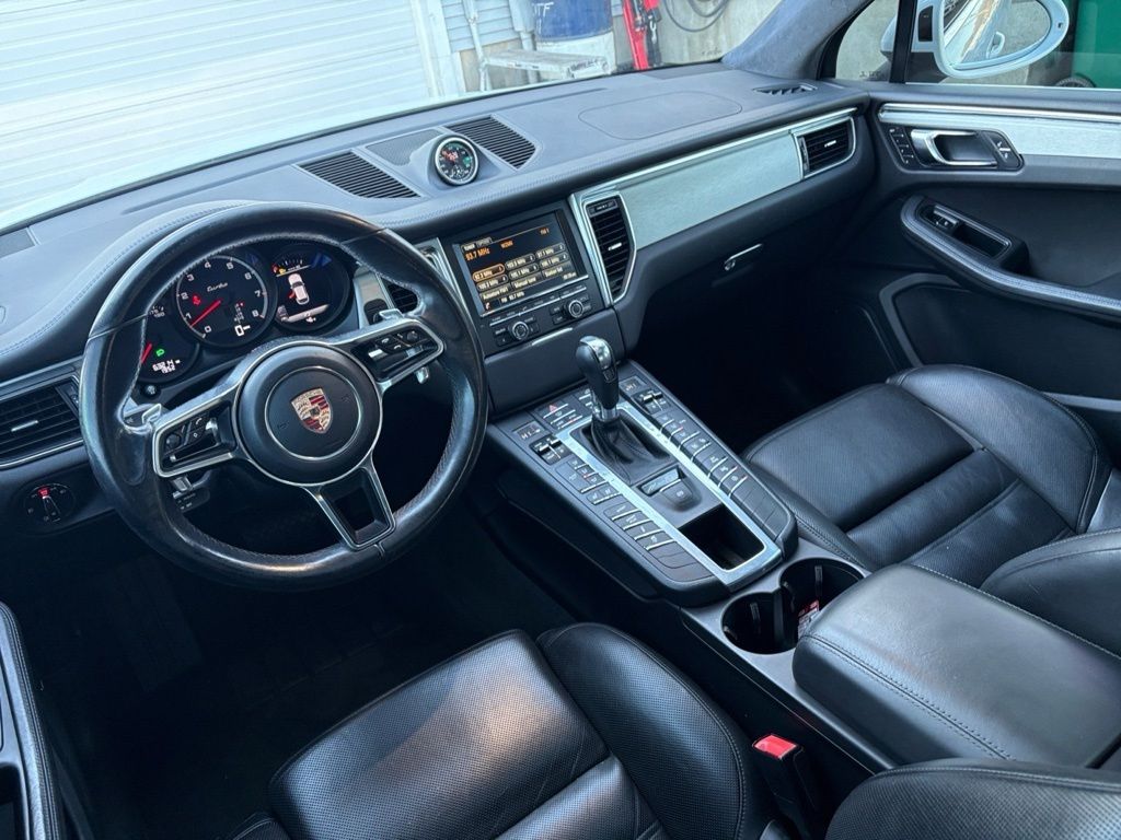 2016 Porsche Macan Turbo Image 17 of 30