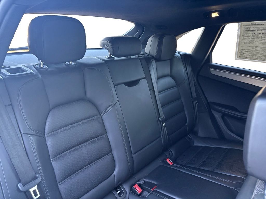 2016 Porsche Macan Turbo Image 12 of 30