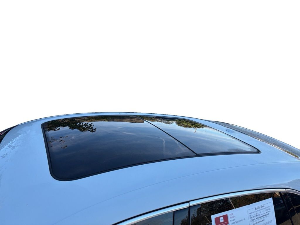 2016 Porsche Macan Turbo Image 18 of 30