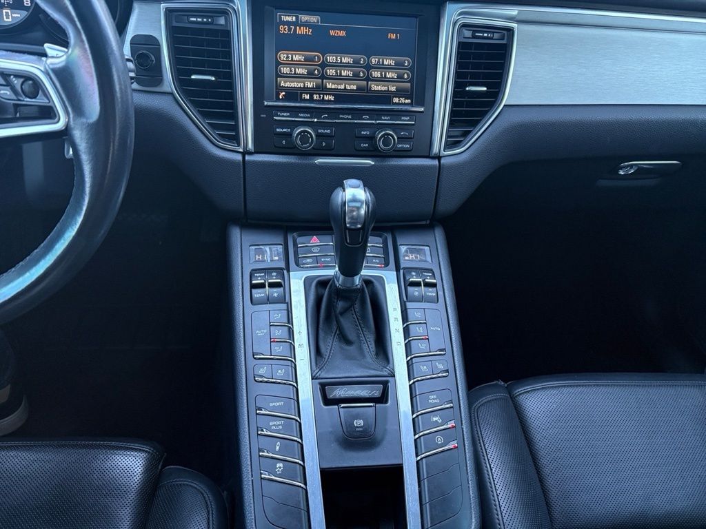 2016 Porsche Macan Turbo Image 23 of 30