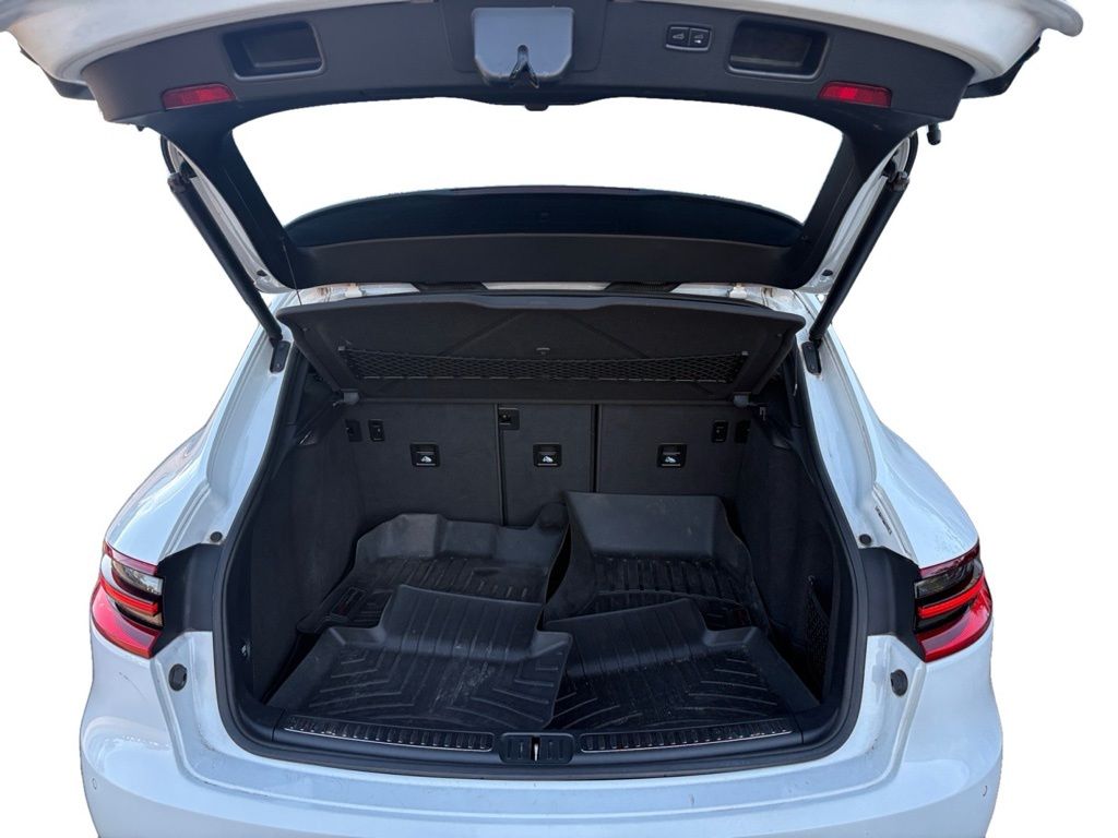 2016 Porsche Macan Turbo Image 10 of 30