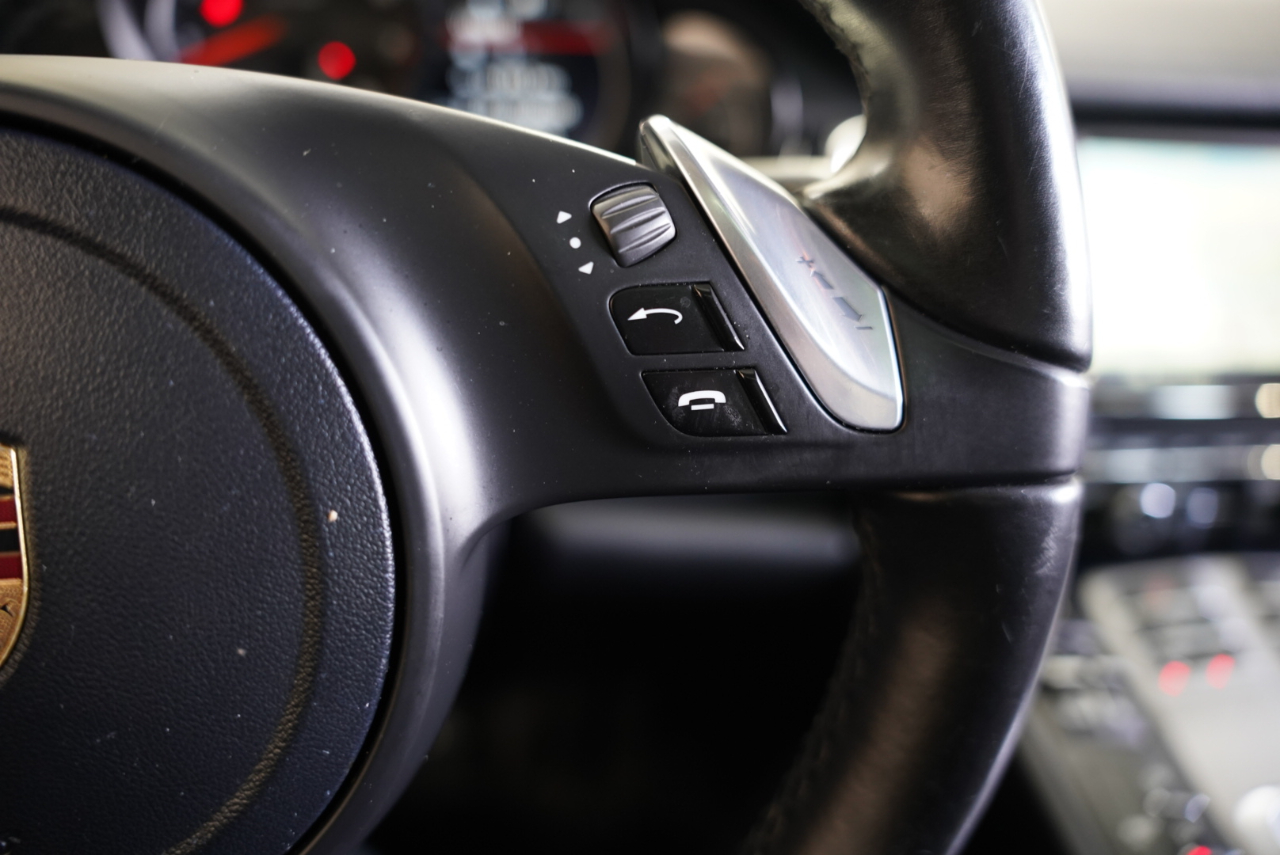 2016 Porsche Panamera Image 19 of 39