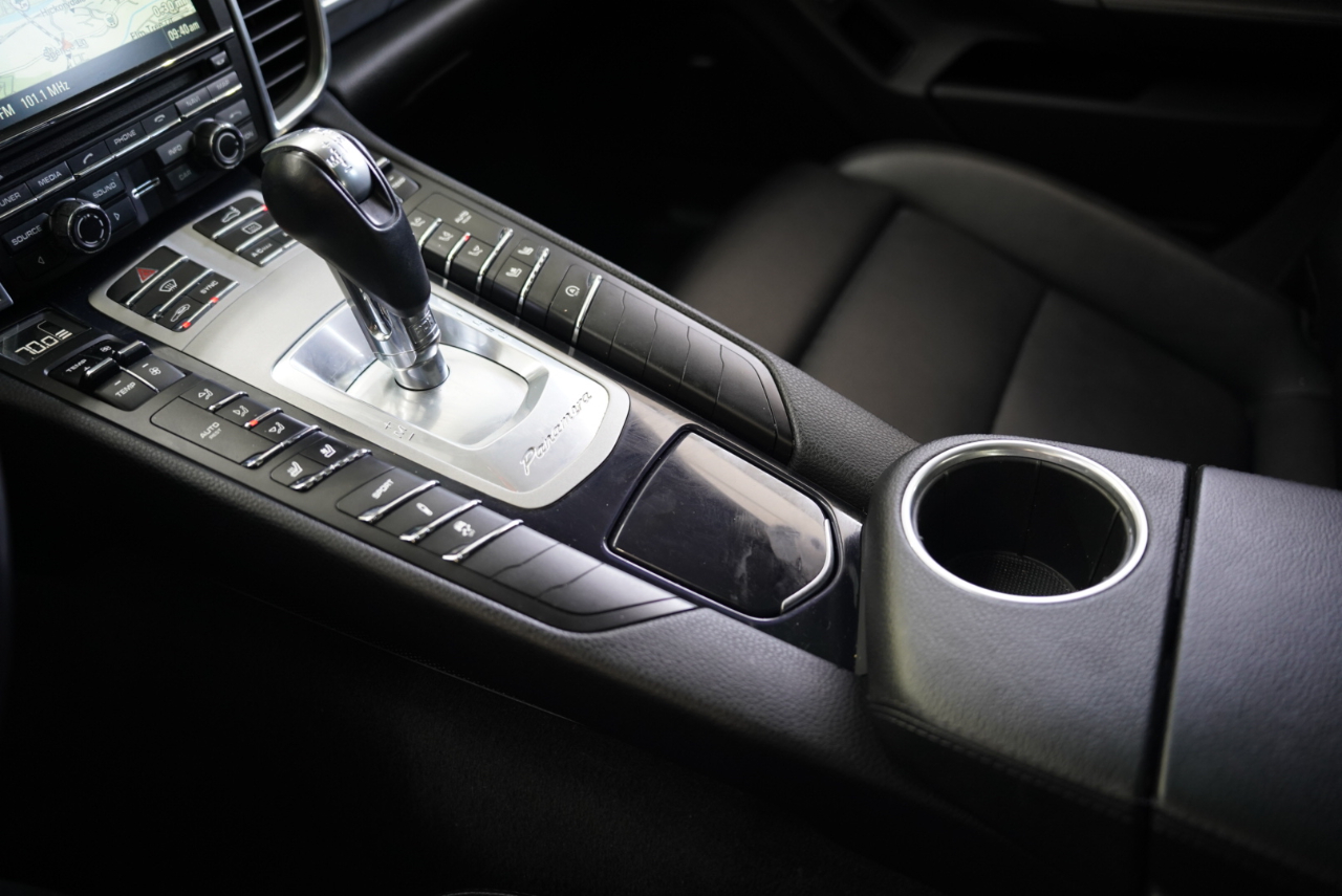 2016 Porsche Panamera Image 23 of 39