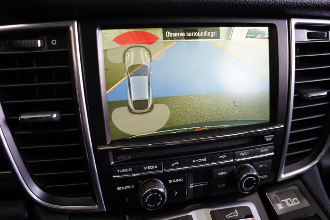 2016 Porsche Panamera Image 20 of 39