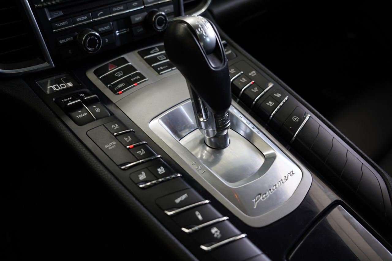 2016 Porsche Panamera Image 22 of 39