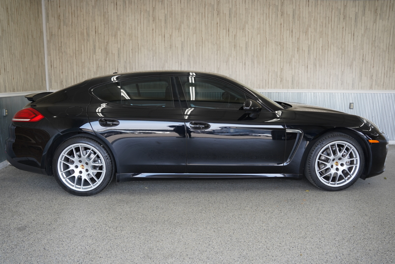2016 Porsche Panamera Image 5 of 39