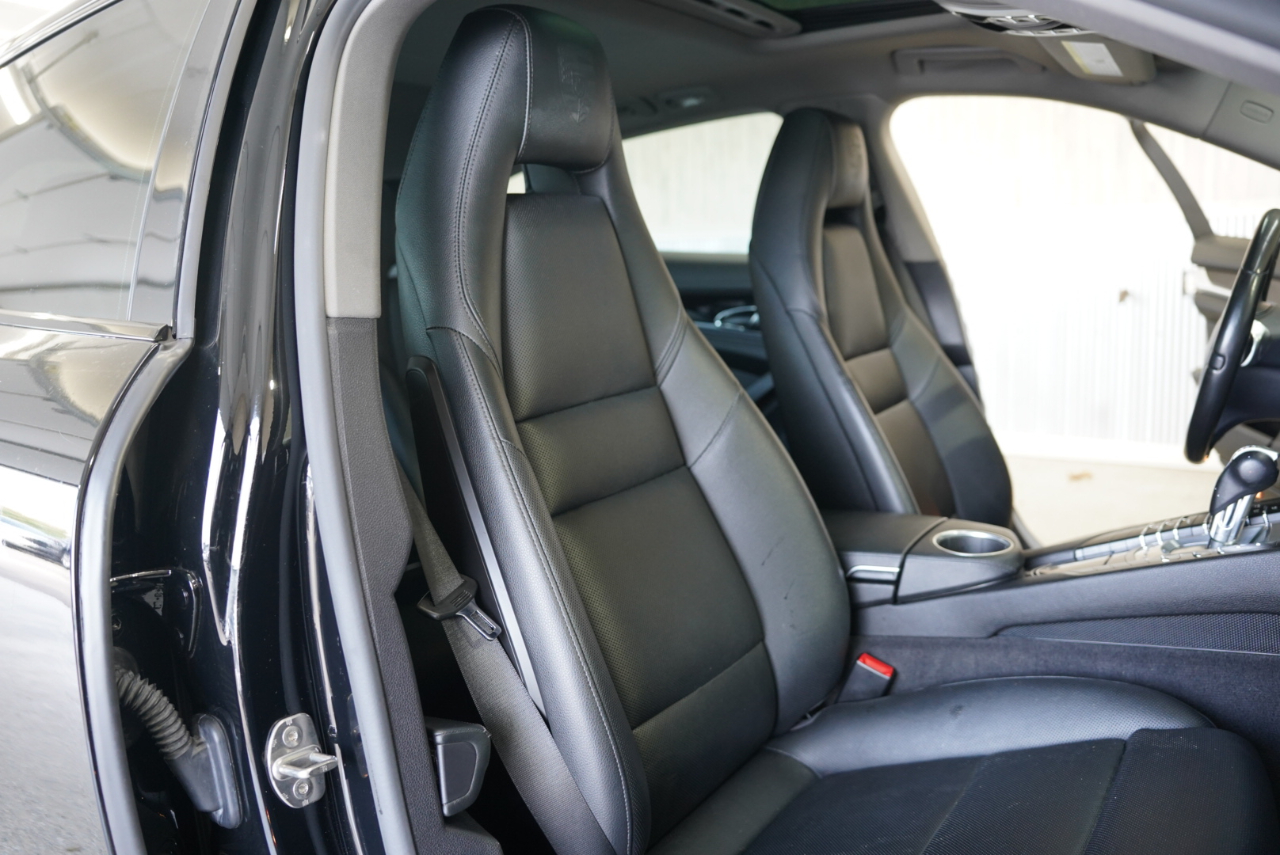 2016 Porsche Panamera Image 16 of 39