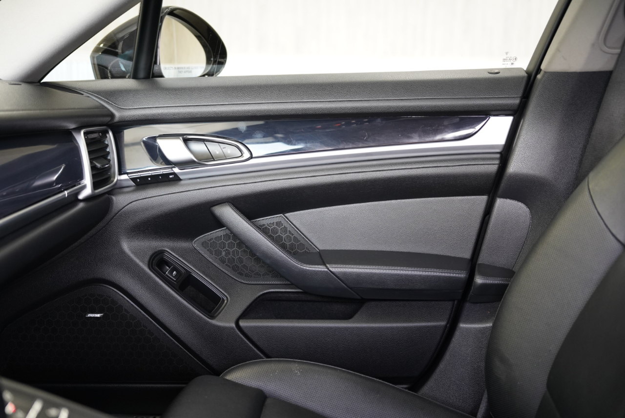 2016 Porsche Panamera Image 33 of 39