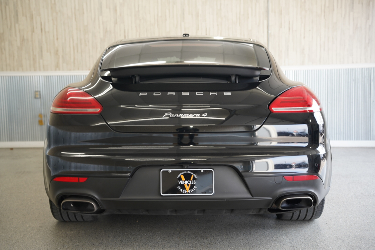 2016 Porsche Panamera Image 8 of 39