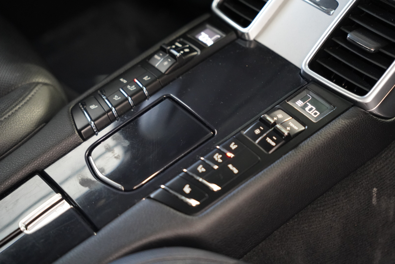 2016 Porsche Panamera Image 25 of 39