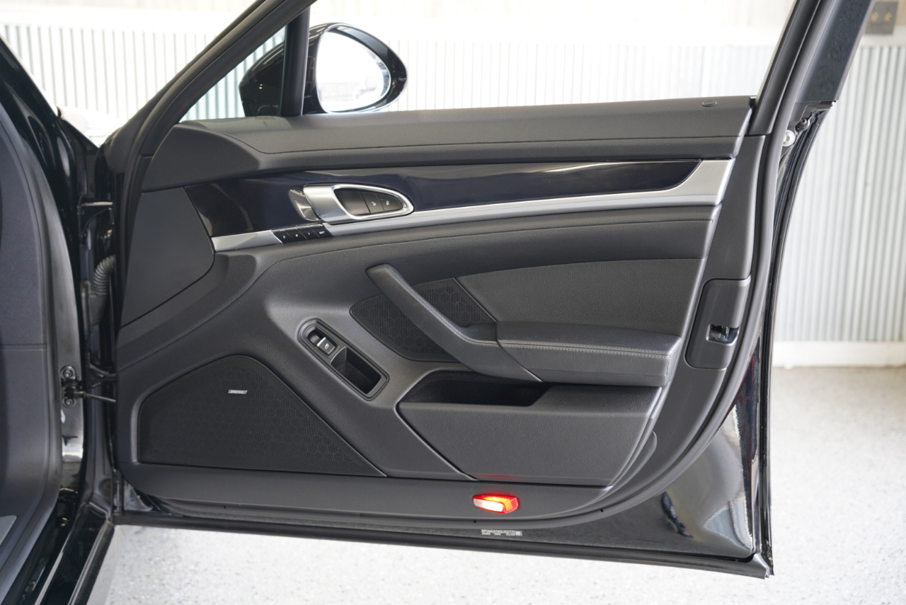 2016 Porsche Panamera Image 35 of 39